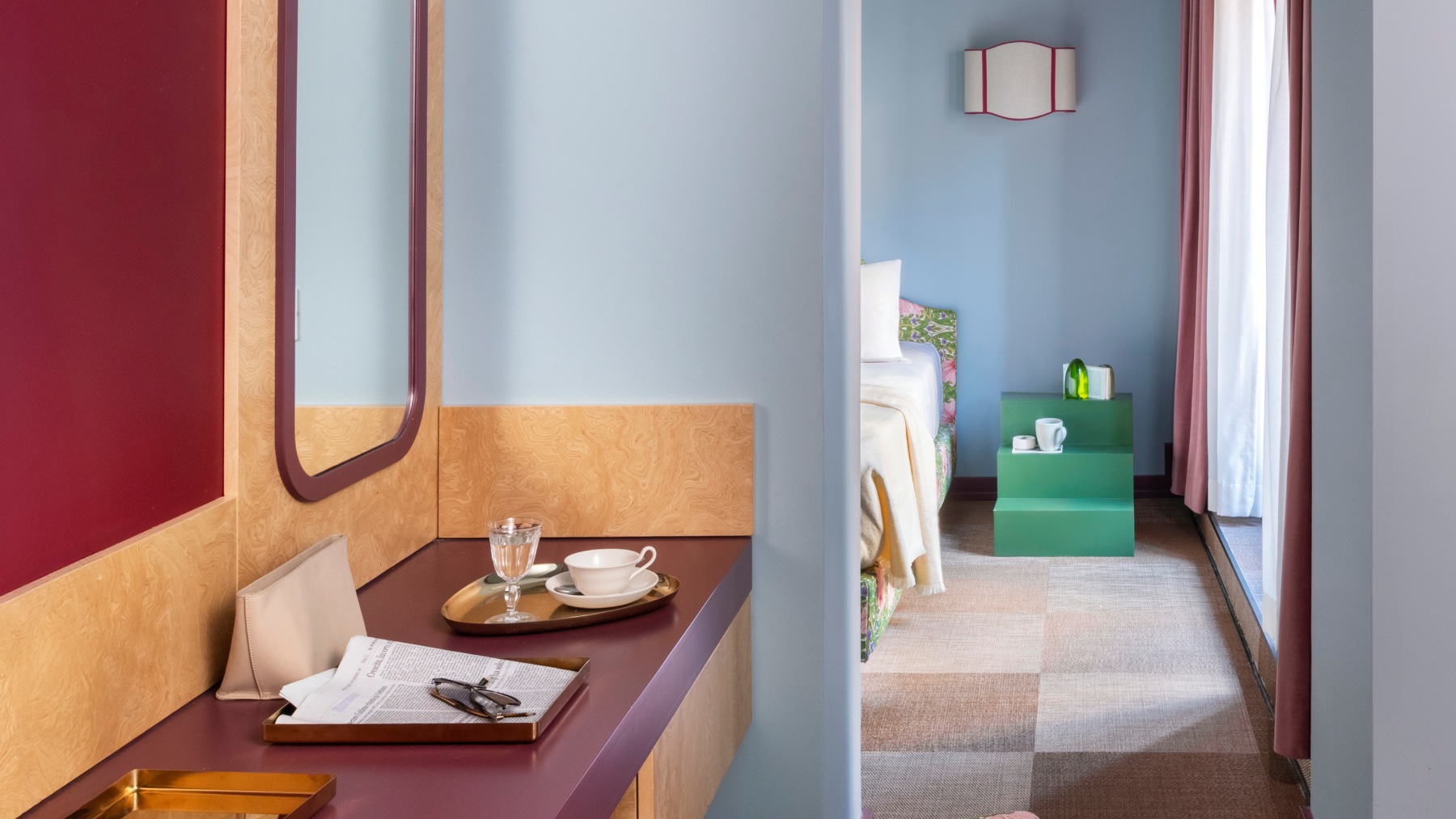 Angolo scrivania in camera hotel boutique con dettagli di design e atmosfera accogliente – The 4 Rooms, BZAR hotels a Roma