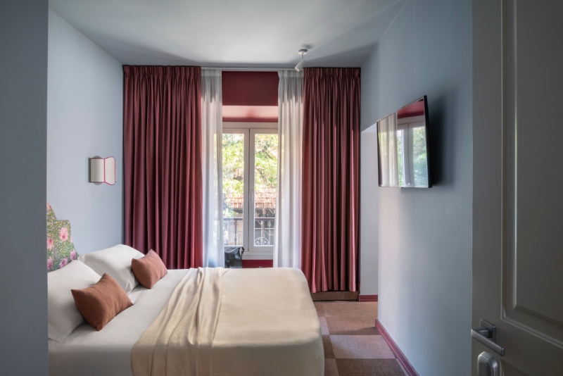 Deluxe room with double bed, floral headboard and burgundy curtains in Rome boutique hotel – The 4 Rooms, BZAR hotels in Rome