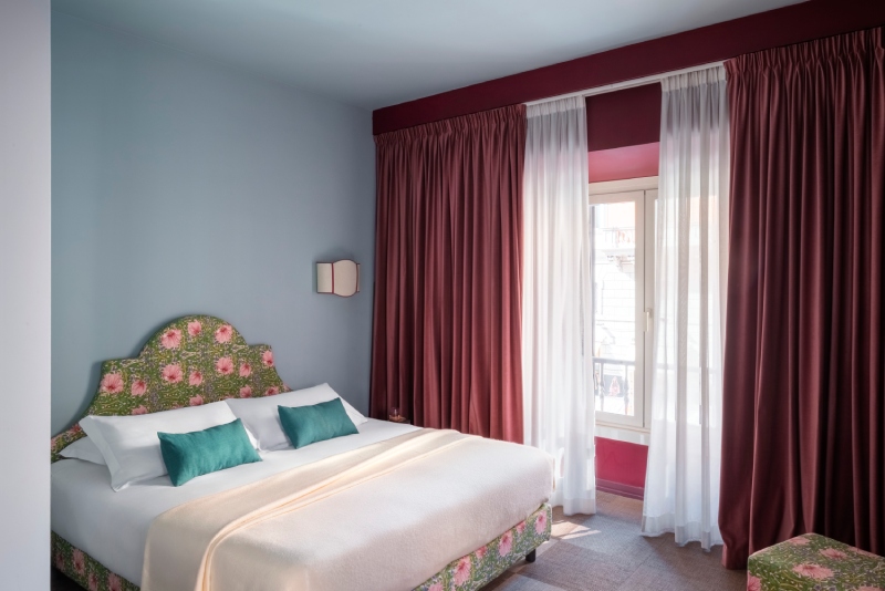 Bright deluxe room with double bed and window overlooking Rome street – The 4 Rooms, BZAR hotels in Rome