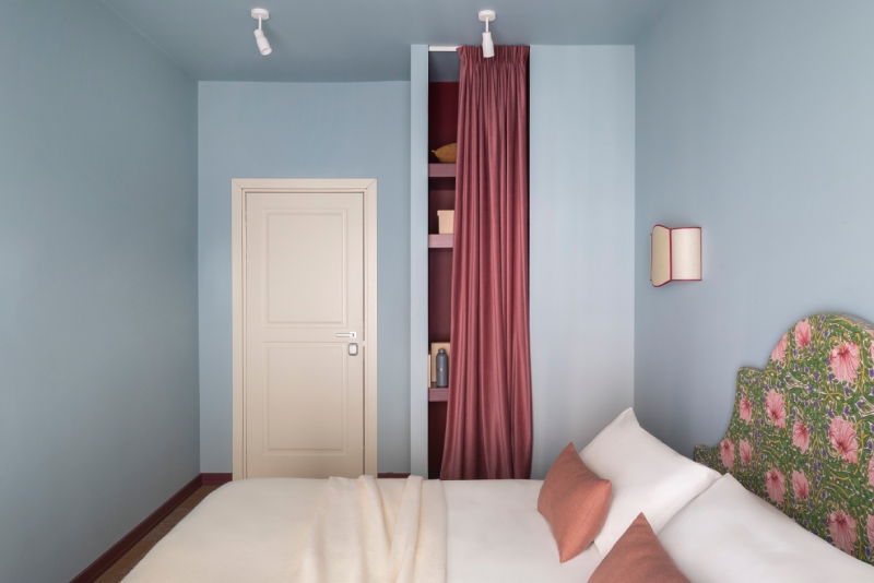 Deluxe room view with desk, colorful bedside tables and modern style – The 4 Rooms, BZAR hotels in Rome