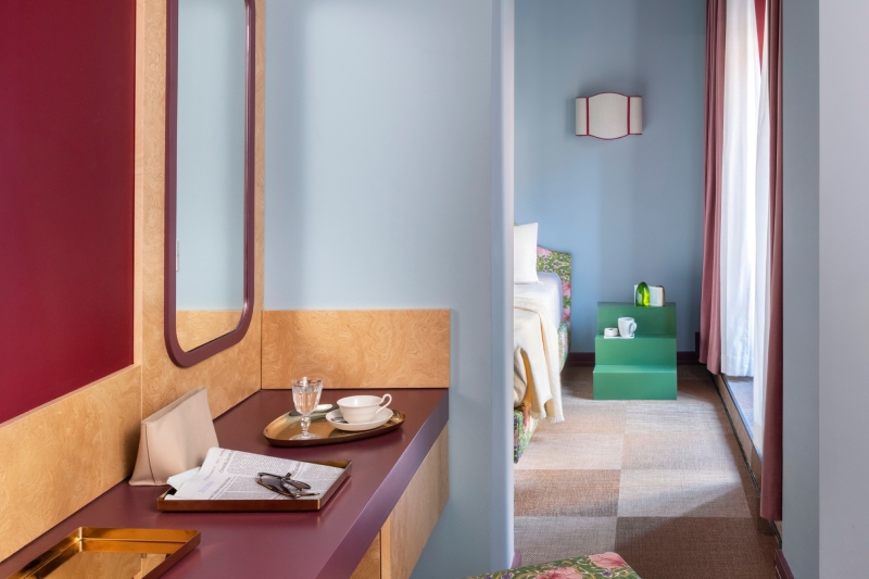 Deluxe hotel room with double bed and wall‑mounted TV – The 4 Rooms, BZAR hotels in Rome