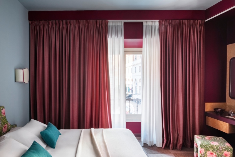 Deluxe room with open wardrobe and vanity area in boutique hotel – The 4 Rooms, BZAR hotels in Rome