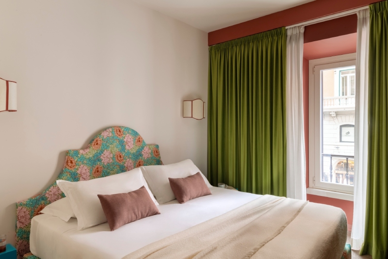 Superior room with double bed, floral headboard and green curtains – The 4 Rooms, BZAR hotels in Rome